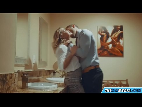 ❤️ جب ایک خوبصورت سنہرے بالوں والی آپ کو عوامی بیت الخلاء میں مائل کرتا ہے۔ ️❌  ہم پر ur.porn-evooli.ru ️❤